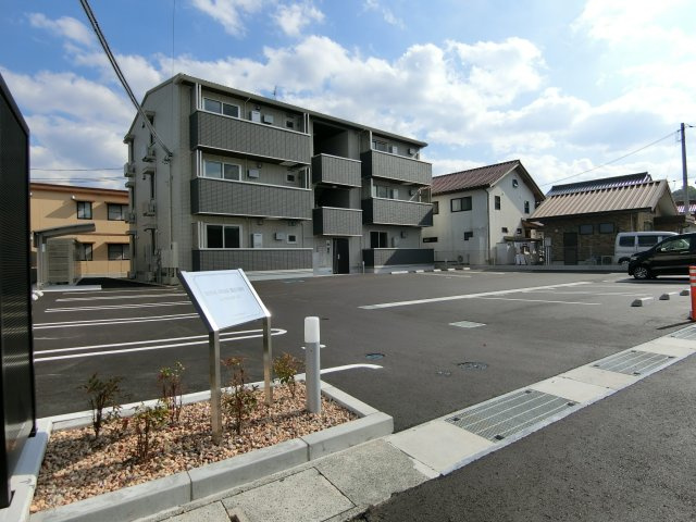 ロイヤルステージ観音寺新町の駐車場