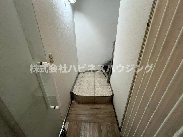 WAVE　BLDG.　MEGUROの玄関|2階への階段