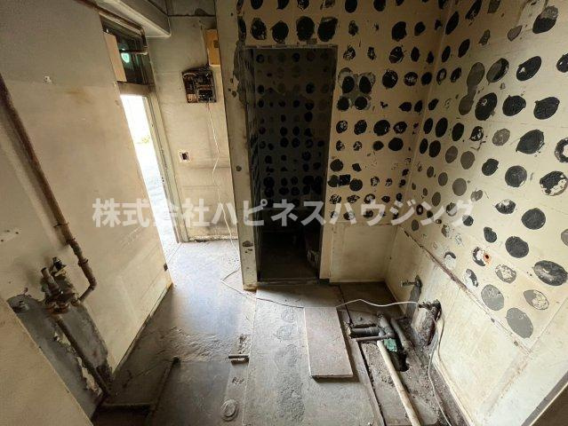 針ビルの内装|裏口あり