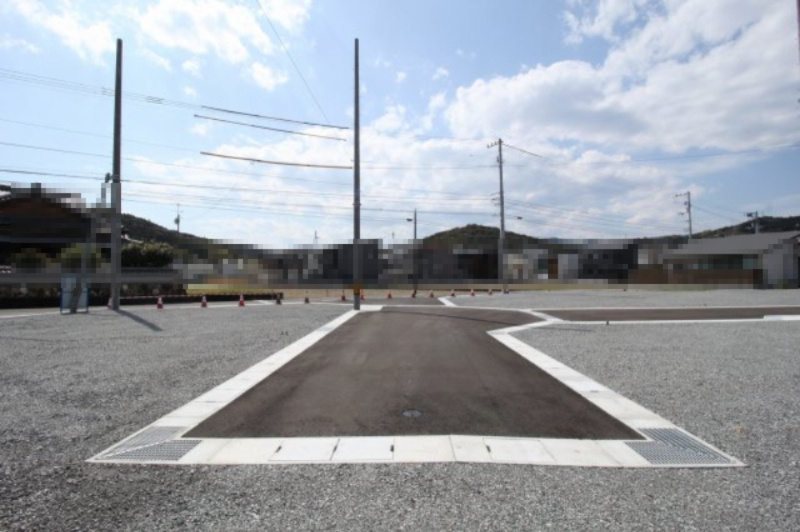 朝倉丙Ⅲ　4号地　建築条件付き　売土地（全10区画）の前面道路含む現地写真