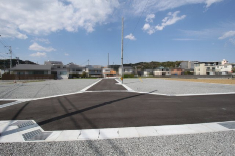 朝倉丙Ⅲ　4号地　建築条件付き　売土地（全10区画）の前面道路含む現地写真
