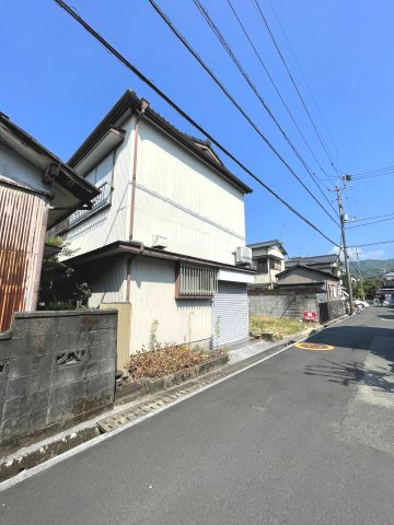 秦南町二丁目　土地の前面道路含む現地写真|現在古家がありますが、更地渡し相談可能です。