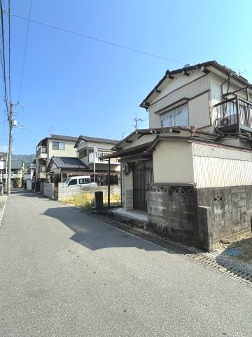 秦南町二丁目　土地の前面道路含む現地写真|間口は約５．７ｍあります。