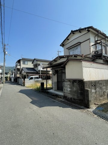 秦南町二丁目　土地の前面道路含む現地写真|西側道路の幅員は約４．０ｍです。