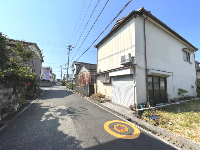 秦南町二丁目　土地の前面道路含む現地写真|北東から見た対象地です。