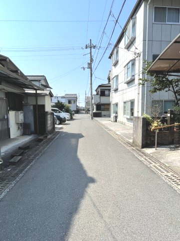 秦南町二丁目　土地の前面道路含む現地写真|道路は東側と西側の両面に接しています。