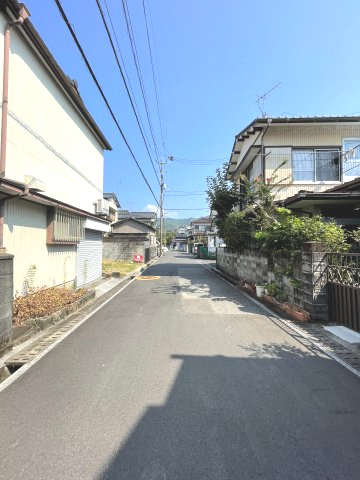 秦南町二丁目　土地の前面道路含む現地写真|前面道路の交通量は少なく、お子様のいらっしゃるご家庭でも安心です。