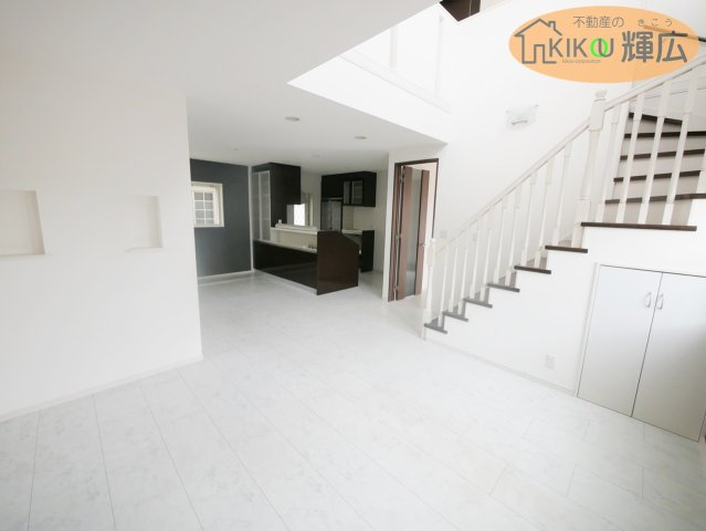 【居間・リビング】 | 高砂市北浜町牛谷　中古戸建 | お洒落なリビング内階段ですよ。