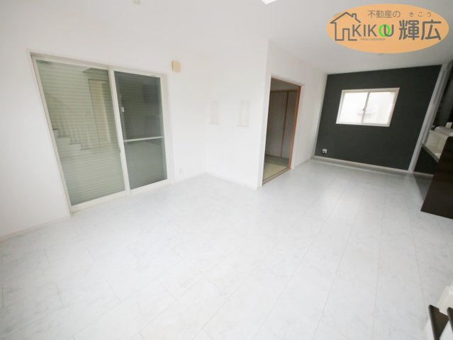 【居間・リビング】 | 高砂市北浜町牛谷　中古戸建 | リビング19.7帖です。