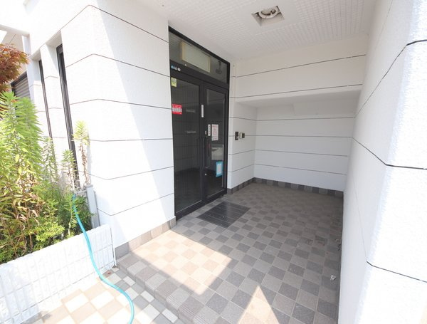 北之庄西町ビルのエントランス
