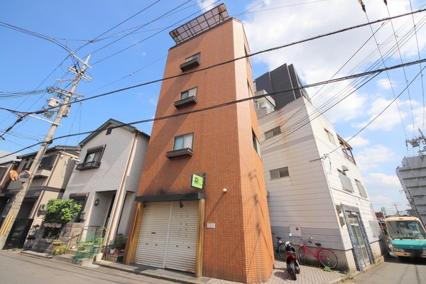 スコッチテリア三条の外観