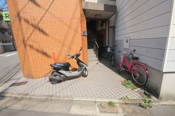 スコッチテリア三条のエントランス