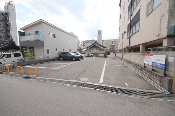 スコッチテリア三条の駐車場