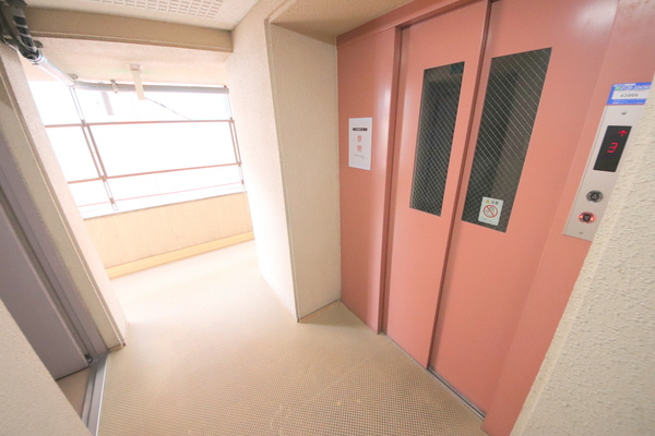 ビルまあぁろ～のエントランス