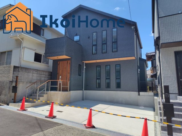 神戸市西区伊川谷町潤和　A号地　新築一戸建のエントランス|●年中無休:当日予約可●　窓がたくさんあり、陽がたっぷり入りお部屋が明るいです♪