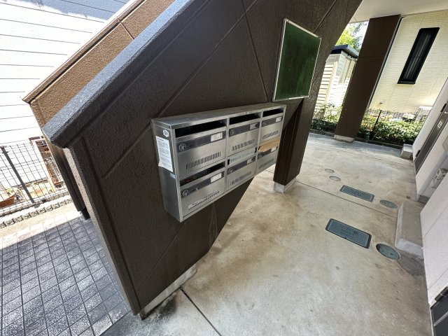 豊明市西川町島原のアパートのエントランス