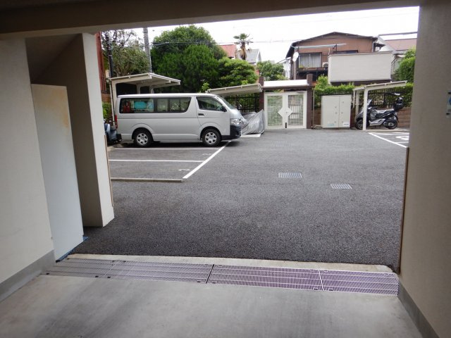 インプレスト目白ヒルズの駐車場