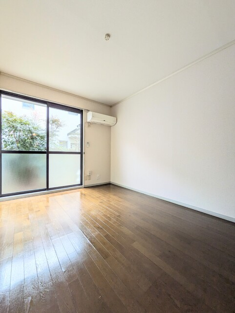 【洋室6帖】　南向きで明るいお部屋★