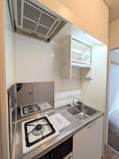 ★扉付きの棚は食器収納にも使えて便利です。1口ガスコンロ付★