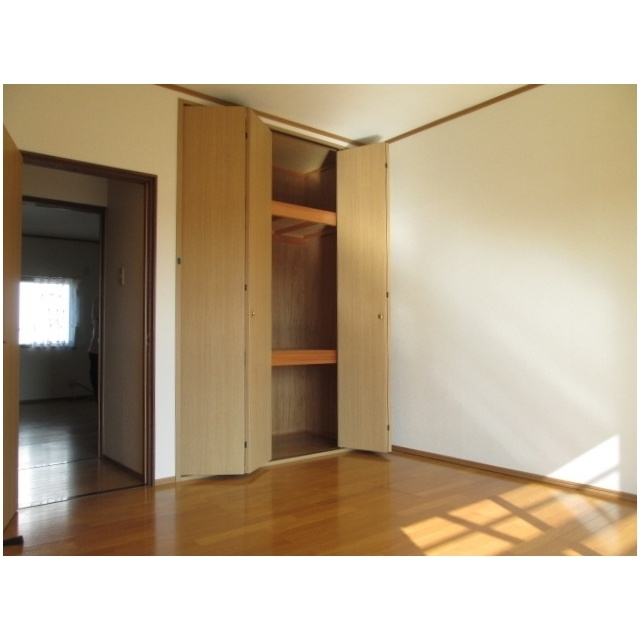 切通伏見貸家Ⅱの居間・リビング|2階南洋室・収納