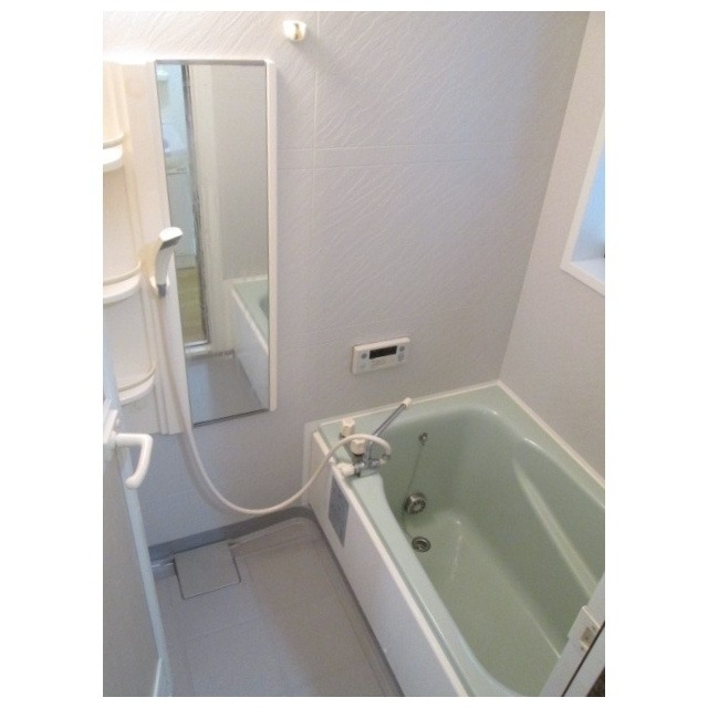 切通伏見貸家Ⅱの浴室|追い焚き付