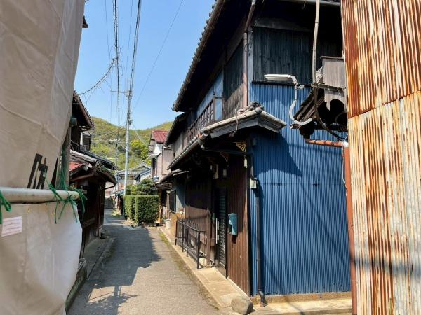 海南市日方　中古戸建　オーナーチェンジ物件の前面道路含む現地写真