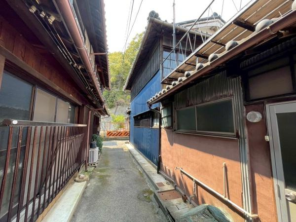 海南市日方　中古戸建　オーナーチェンジ物件の前面道路含む現地写真
