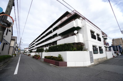 【外観】 | 【リノベ済】東雲本町パークマンション | 【耐震性】
耐震性の高さを判断するポイントは、
建築確認申請日が1981年6月1日以降の
新耐震基準に適合しているかどうか。
震度６程度の大地震でも
建物が崩壊しないレベルが基準になりました。