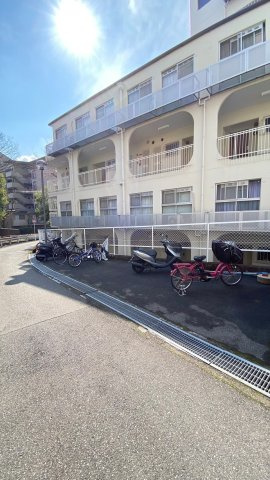 苦楽園レックスマンションの駐車場|バイク置場