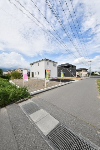新築戸建　十日市場　4LDKの前面道路含む現地写真
