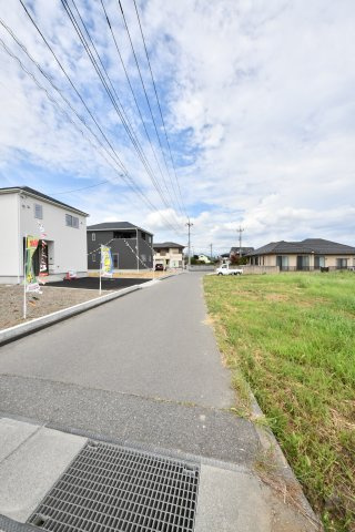 新築戸建　十日市場　4LDKの前面道路含む現地写真