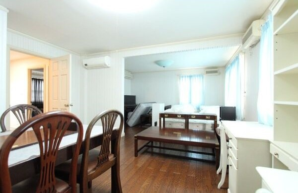 梅坪町戸建住宅の居間・リビング