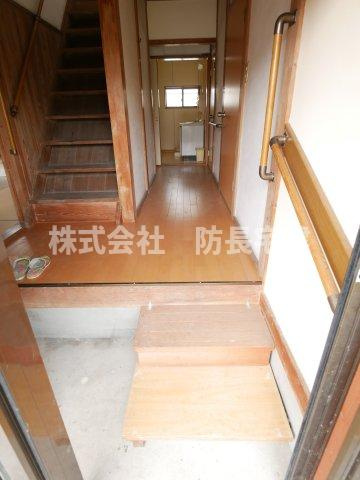 山口市折本１丁目の一戸建ての玄関|シンプルで使いやすい玄関です