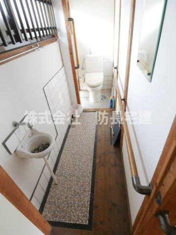 山口市折本１丁目の一戸建てのトイレ|広々したトイレです