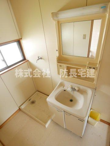 山口市折本１丁目の一戸建ての洗面所|明るい洗面所です