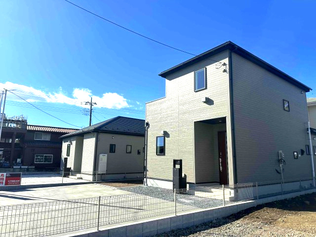 玉村町板井23-1期（全7棟）5号棟の外観|ナチュラルで飽きの来ないデザインは流行に左右されない家の形です。外構も綺麗に仕上がっています(^▽^)/
