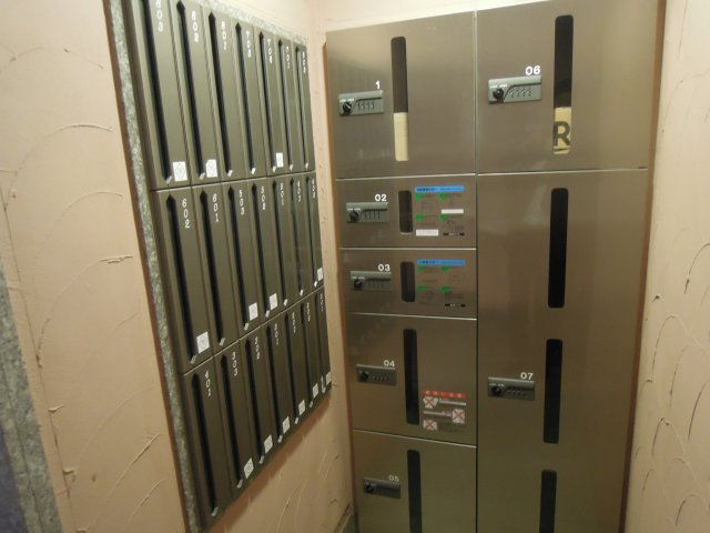 ビブレ新橋のエントランス|宅配ボックス