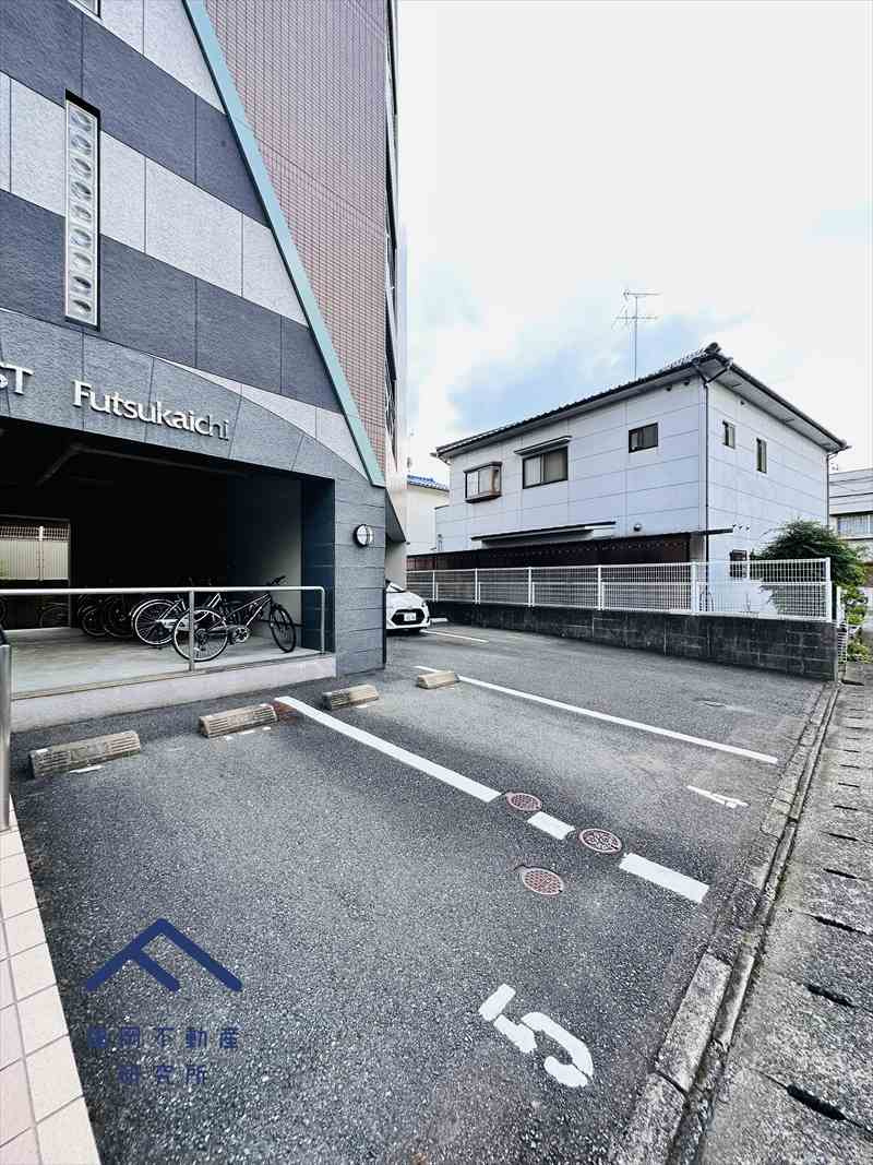 パレスト二日市の駐車場