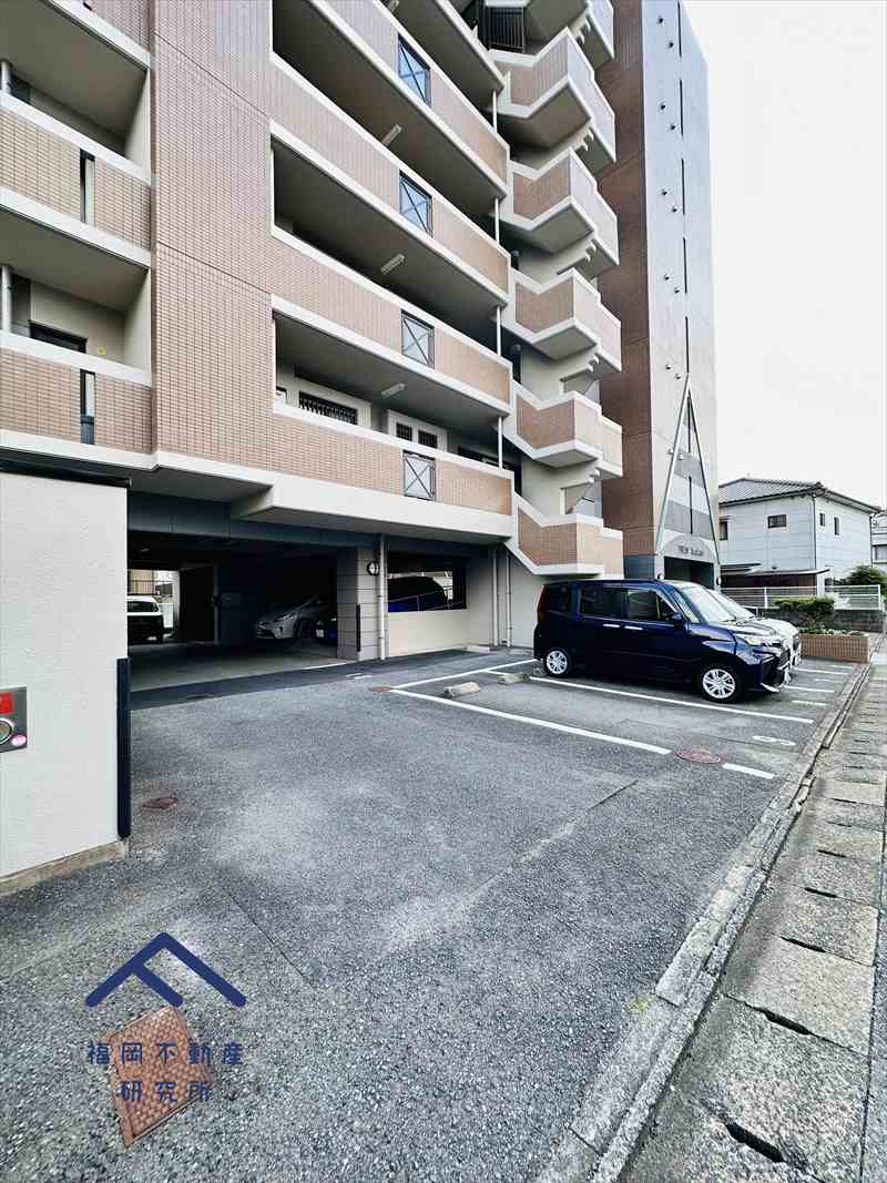 パレスト二日市の駐車場