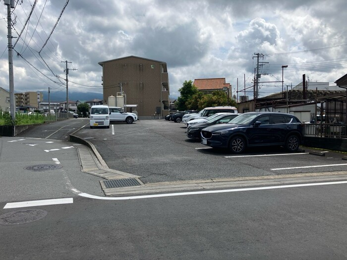 R ﾙﾐｴｰﾙ（ｱｰﾙﾙﾐｴｰﾙ）の駐車場