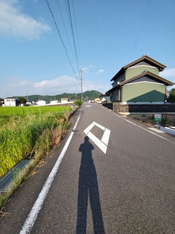 ６３８０８　岐阜市粟野西土地の前面道路含む現地写真