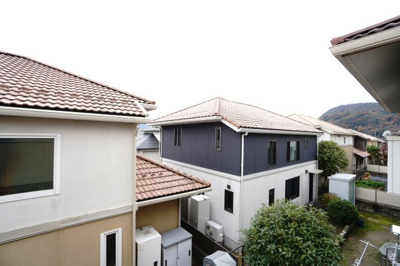 【展望】 | 【上質リフォーム】瀬野西５丁目戸建 | 【四季を感じる】
住宅街の眺望となりますが、瀬野の四季の移ろいや、
爽やかな青空や風を感じることはできるので、
毎日の暮らしに余裕を感じさせてくれる。
また、朝晩は新鮮な空気に包まれます！