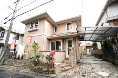 【外観】 | 【上質リフォーム】瀬野西５丁目戸建 | 【耐震性】
耐震性の高さを判断するポイントは、
建築確認申請日が1981年6月1日以降の
新耐震基準に適合しているかどうか。
震度６程度の大地震でも
建物が崩壊しないレベルが基準になりました。