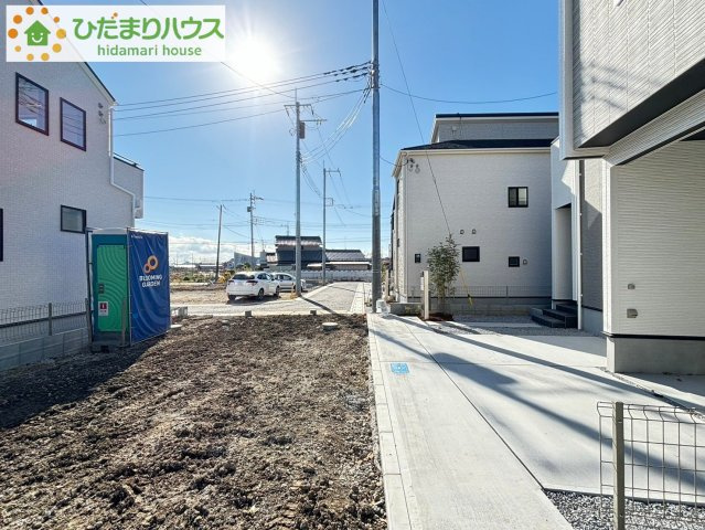 西区二ツ宮　1st　新築一戸建て　ブルーミングガーデン　05の前面道路含む現地写真