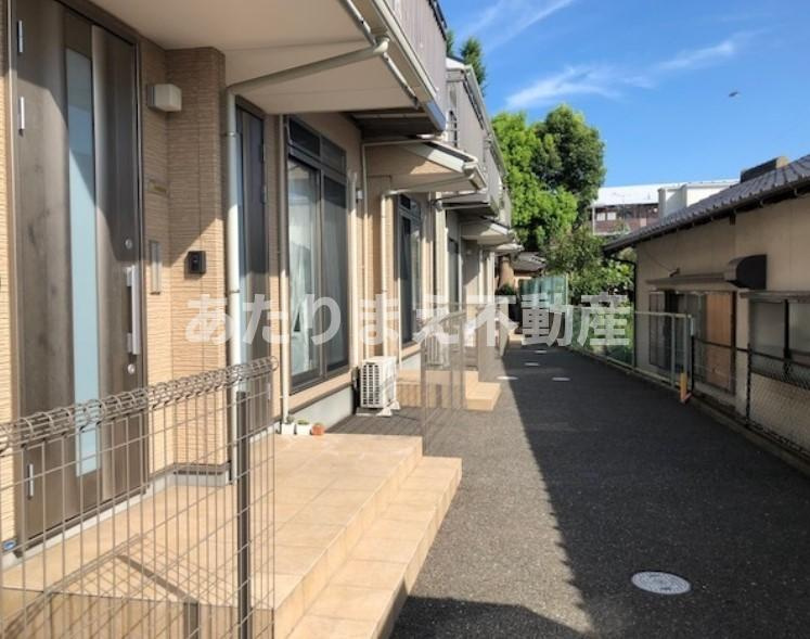 福岡市博多区青木１丁目のアパートのエントランス