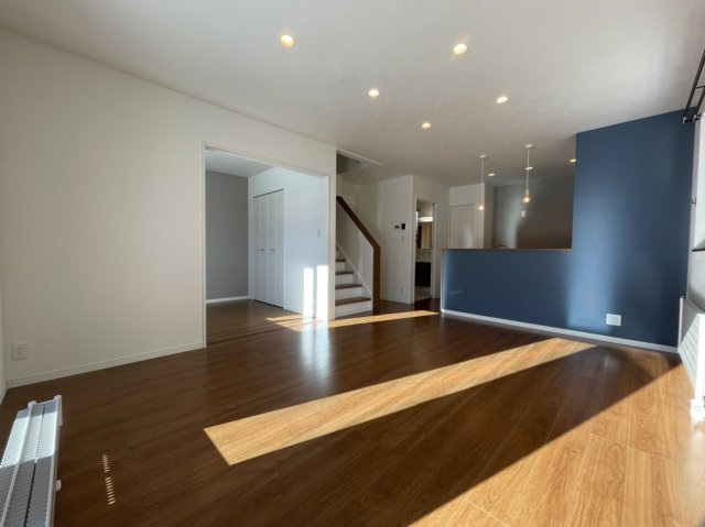 新栄町10番　収益戸建の居間・リビング