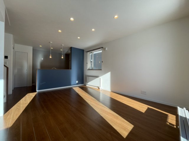 新栄町10番　収益戸建の居間・リビング