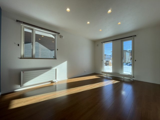 新栄町10番　収益戸建の居間・リビング