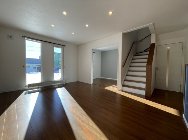 新栄町10番　収益戸建の居間・リビング