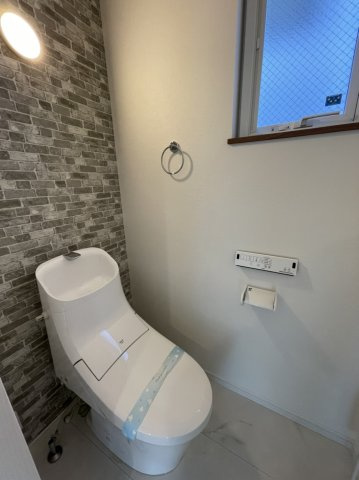 新栄町10番　収益戸建のトイレ